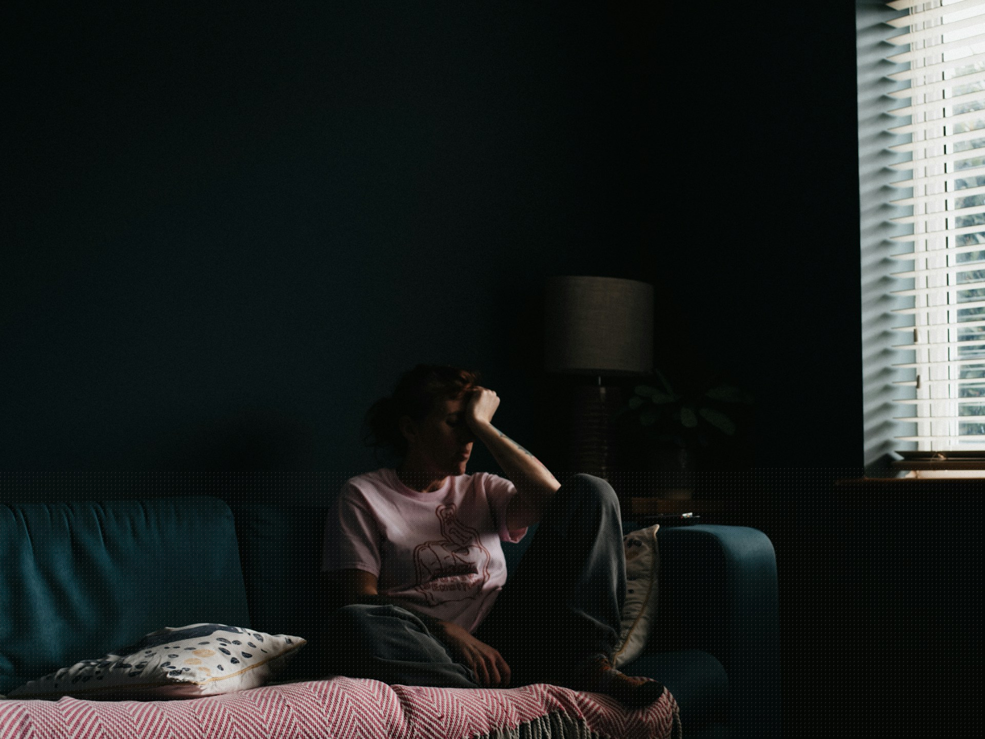 Ensam och trött person i ett rum